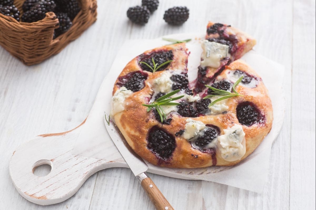 Petites fougasses aux mûres et gorgonzola