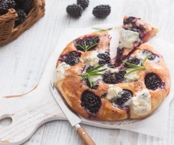 Petites fougasses aux mûres et gorgonzola