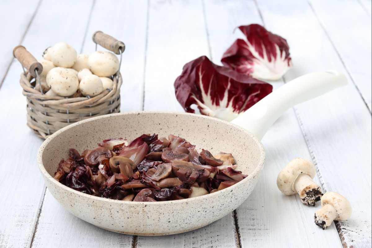 Champignons et chicorée à la poêle