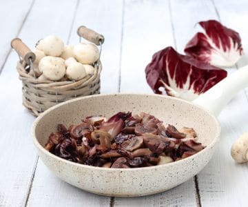 Champignons et chicorée à la poêle