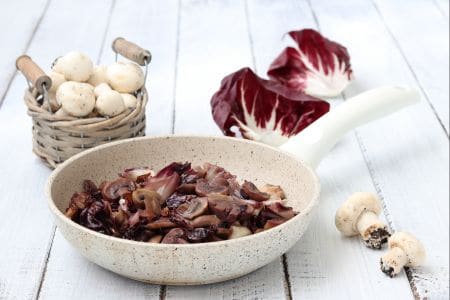 Champignons et chicorée à la poêle
