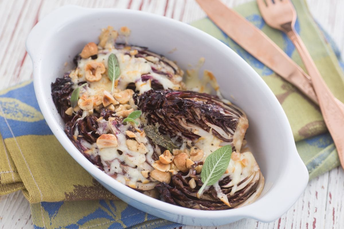 Salade gratinée de radicchio, noisettes et scamorza
