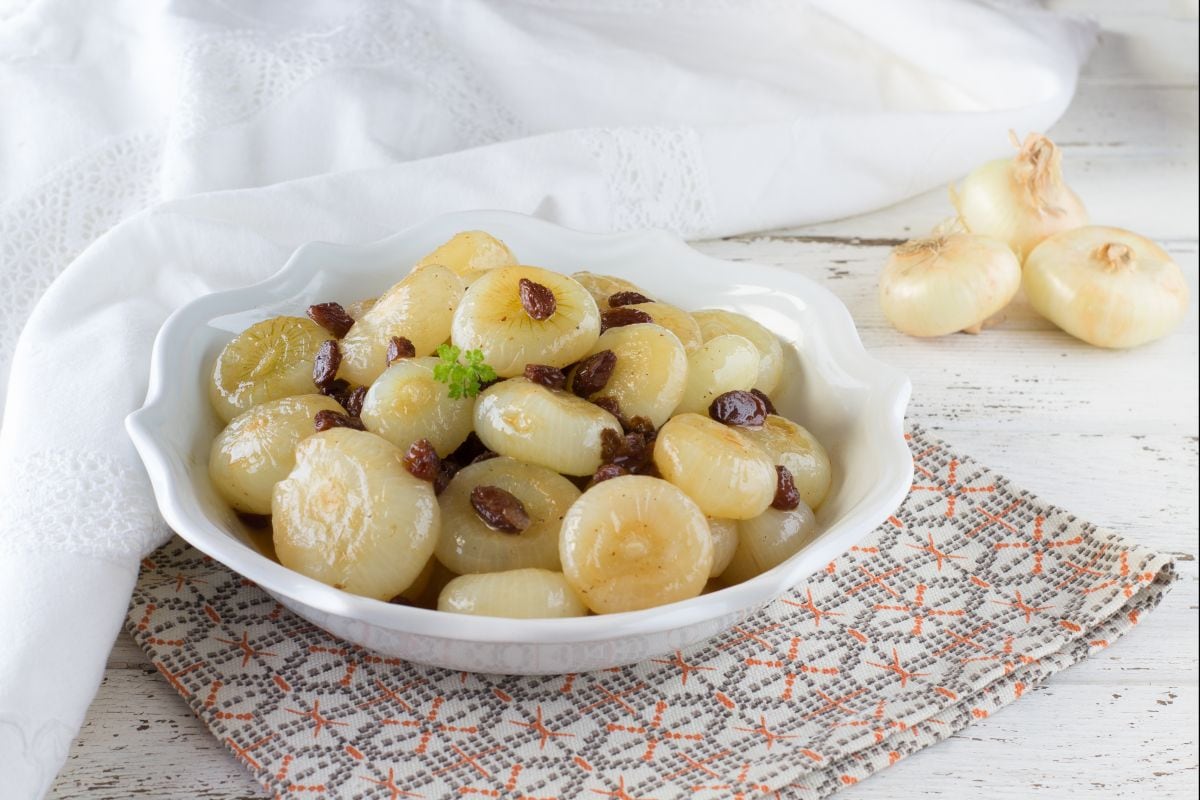 Oignons confits aux raisins secs
