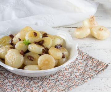 Oignons confits aux raisins secs