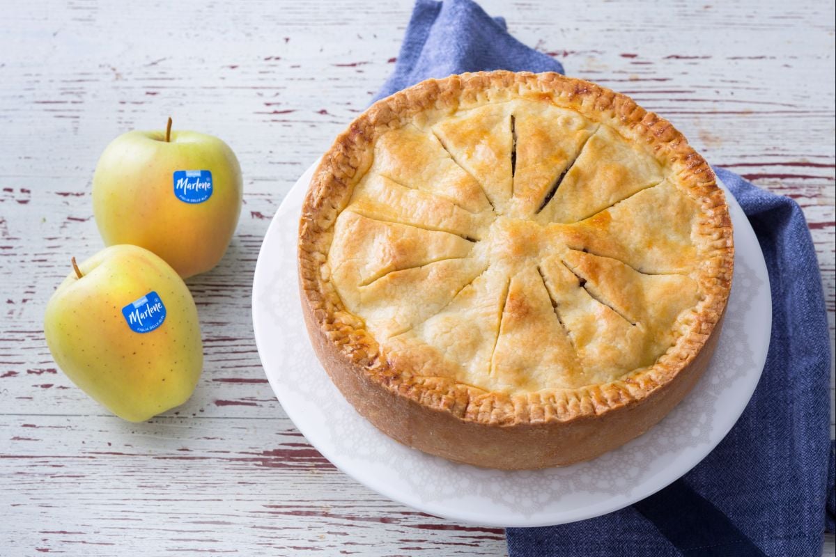 Tarte couverte avec pomme, fruits secs et pain