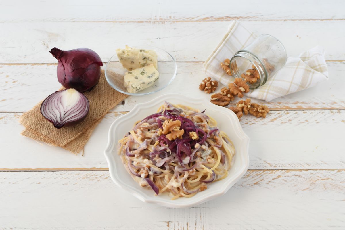 Spaghetti aux oignons rouges, noix et gorgonzola
