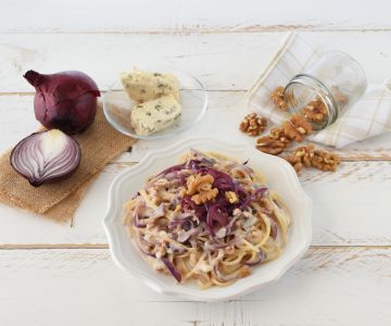 Spaghetti aux oignons rouges, noix et gorgonzola
