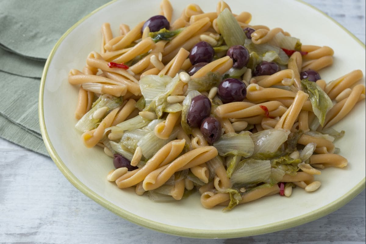 Pâtes de légumineuses avec scarole et olives