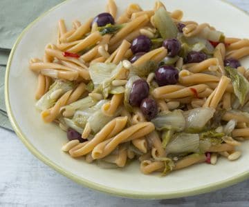 Pâtes de légumineuses avec scarole et olives