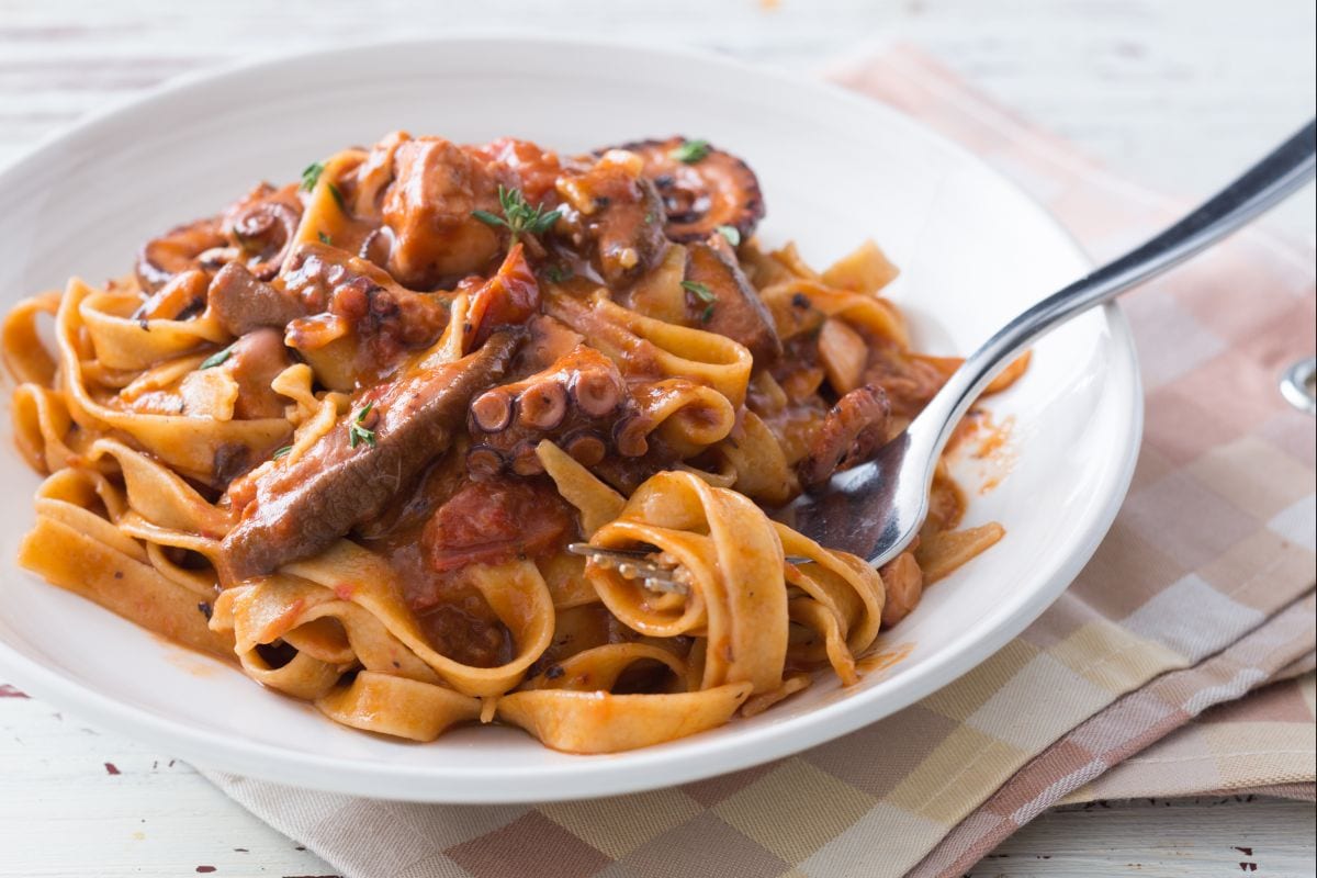 Fettuccine à la sauce de poulpe et cèpes