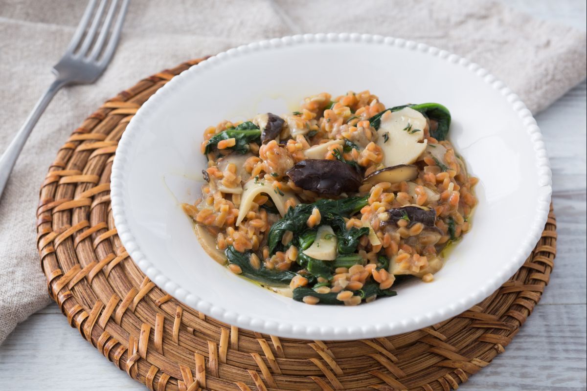 Grains de farine de légumineuses avec champignons et épinards