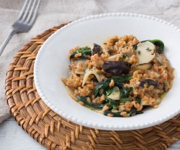 Grains de farine de légumineuses avec champignons et épinards