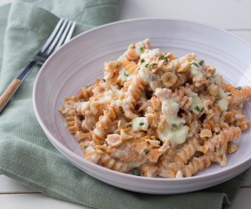 Pâtes de légumineuses avec pesto de chou frisé et noisettes