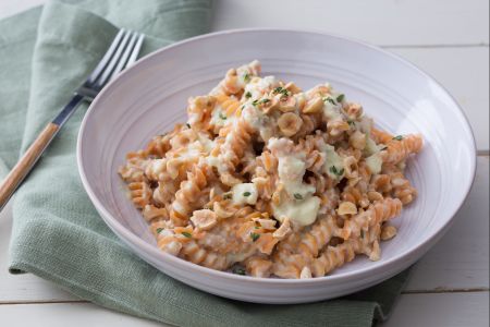 Pâtes de légumineuses avec pesto de chou frisé et noisettes