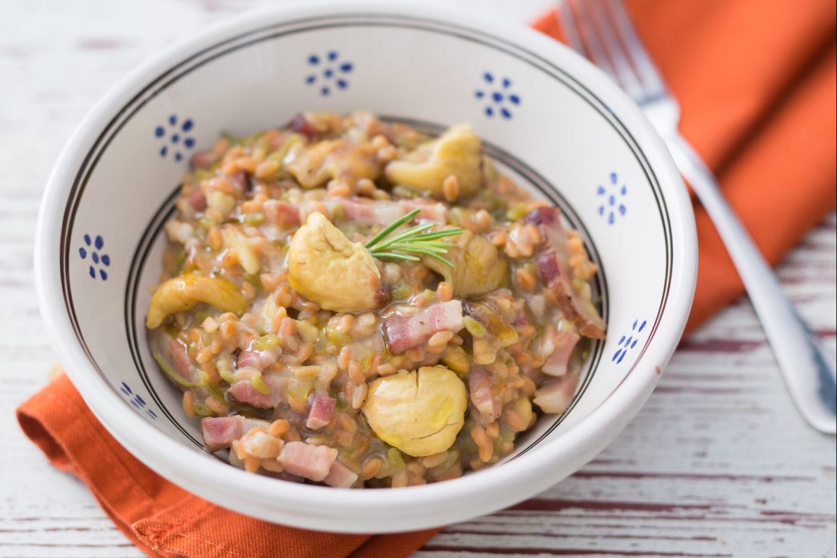 Grains de farine de légumineuses avec châtaignes et lardons