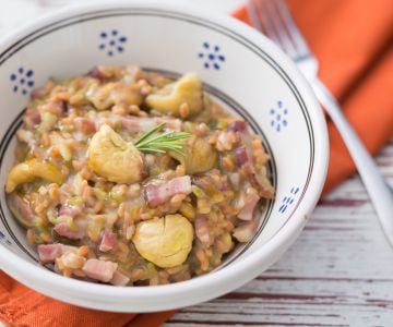 Grains de farine de légumineuses avec châtaignes et lardons