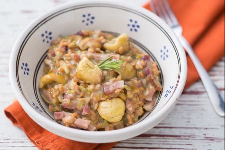 Grains de farine de légumineuses avec châtaignes et lardons