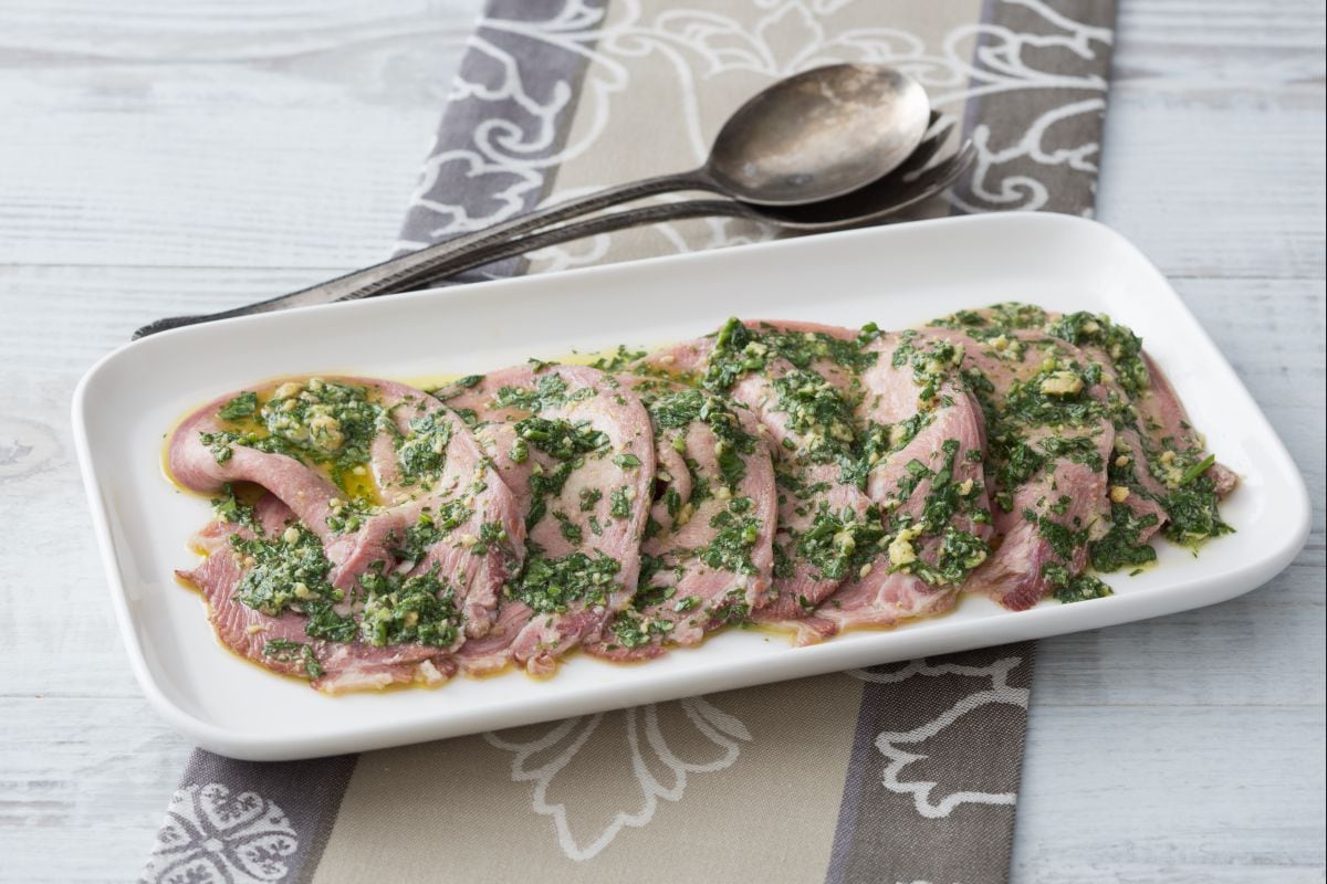 Langue saumurée avec sauce verte