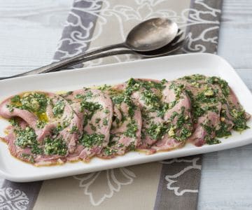 Langue saumurée avec sauce verte