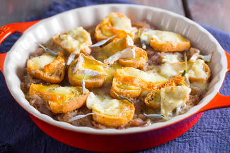 Soupe à l'oignon aux 4 fromages français
