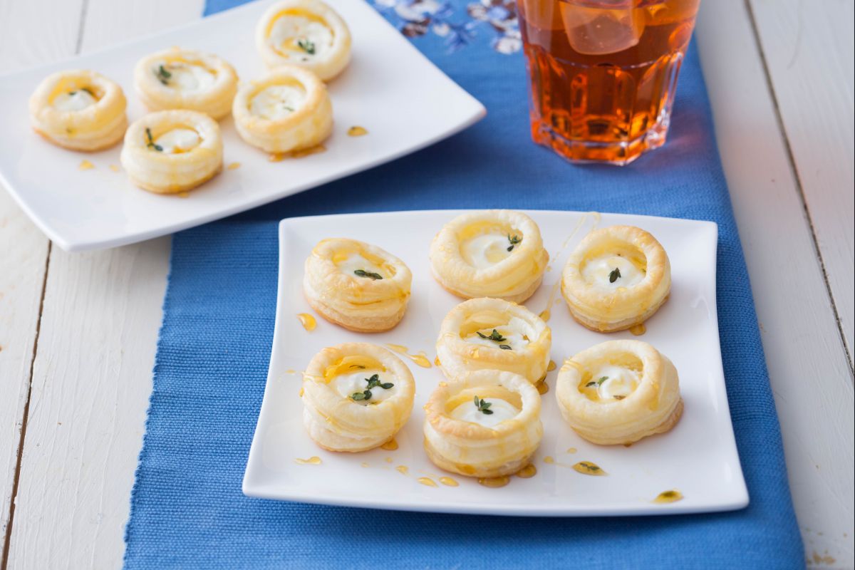 Bouchées feuilletées au fromage et miel