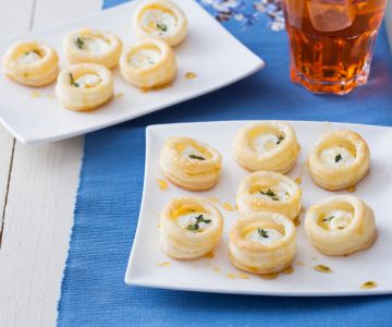 Bouchées feuilletées au fromage et miel