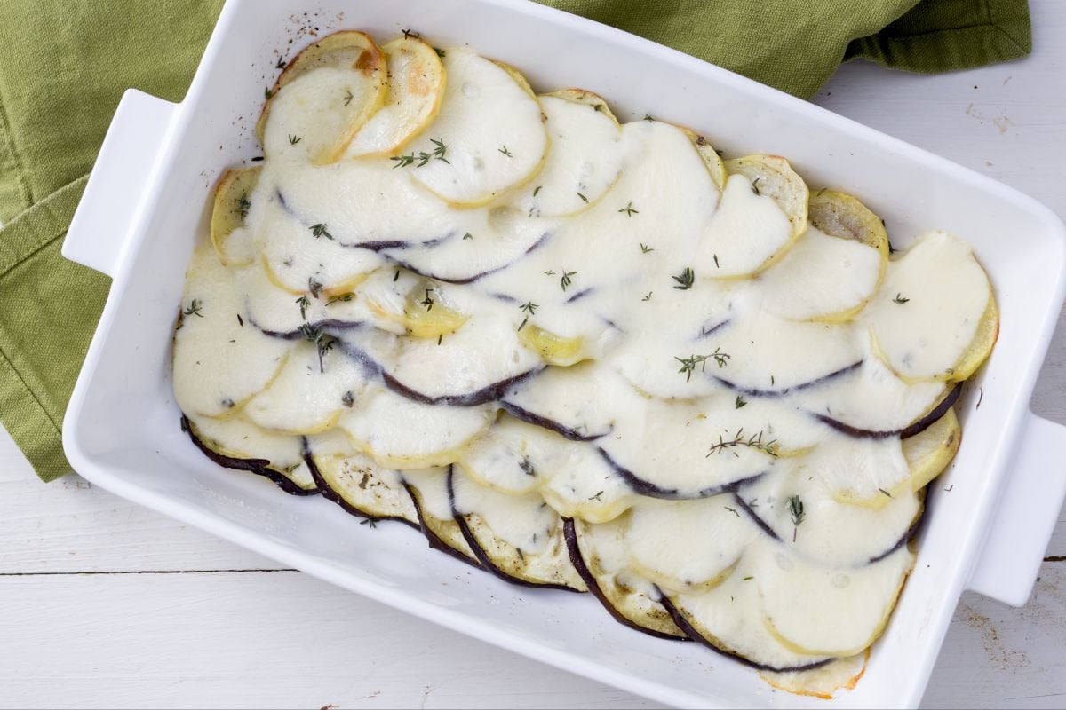 Aubergines au four avec des pommes de terre