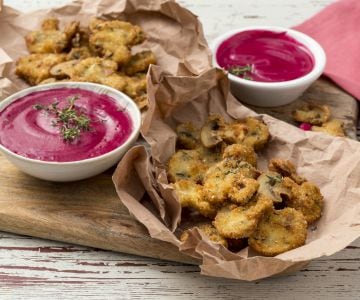 Champignons frits avec mayonnaise de betterave