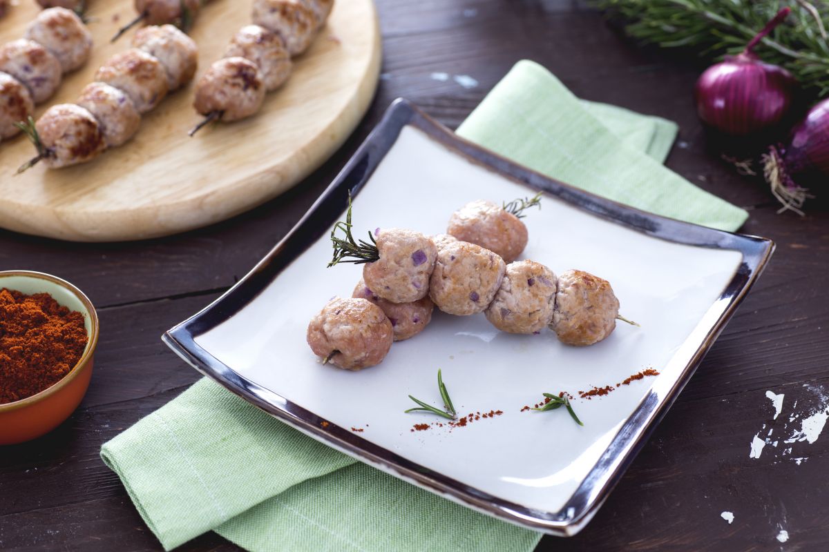 Brochettes de boulettes au romarin