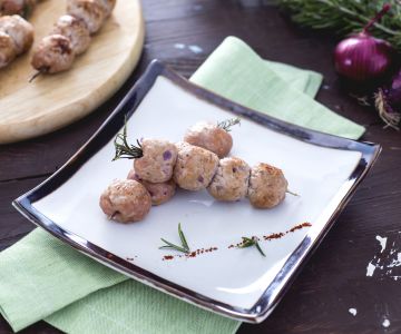 Brochettes de boulettes au romarin