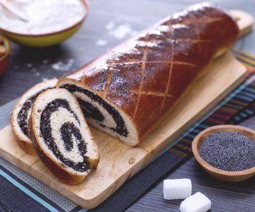 Roulé aux graines de pavot, amandes et massepain