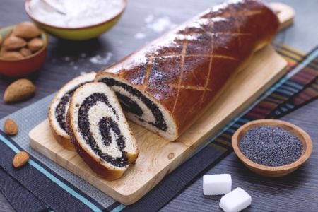 Roulé aux graines de pavot, amandes et massepain