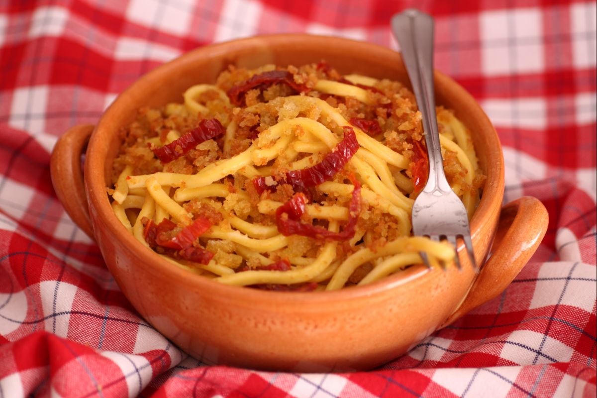 Troccoli avec tomates séchées, anchois et chapelure croustillante