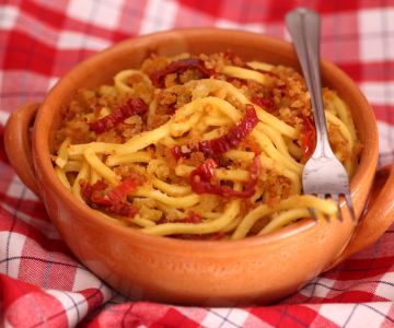 Troccoli avec tomates séchées, anchois et chapelure croustillante