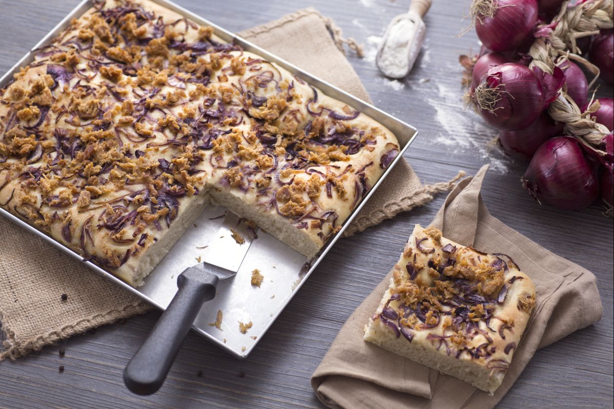 Focaccia aux oignons rouges et thon