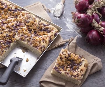 Focaccia aux oignons rouges et thon