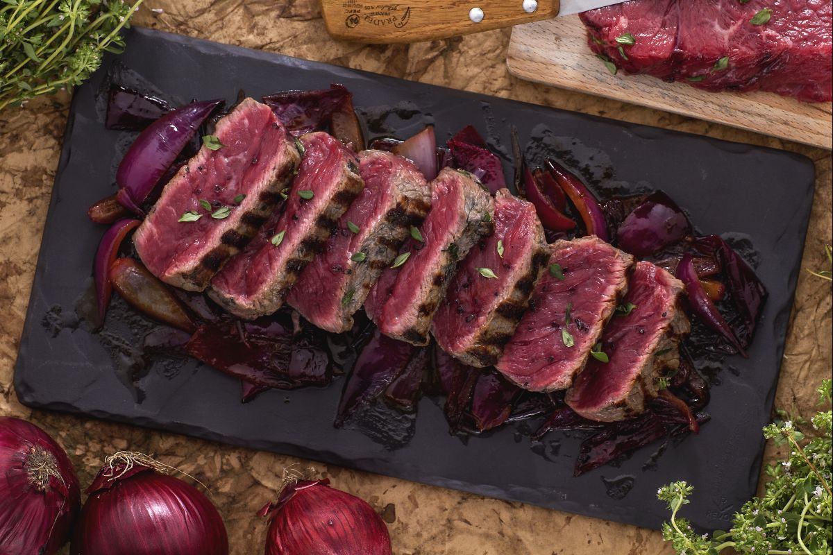 Émincé de bœuf avec oignons aigre-doux