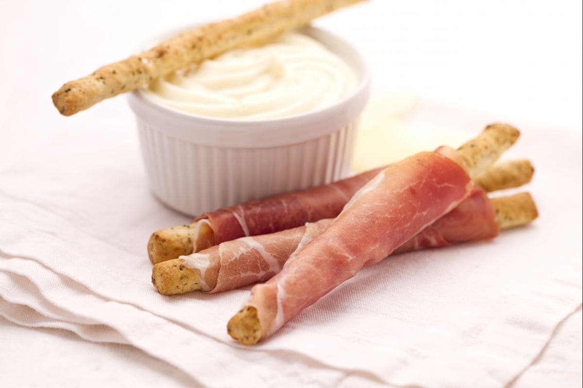 Ficelles aux olives avec jambon cru et Montasio