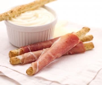 Ficelles aux olives avec jambon cru et Montasio