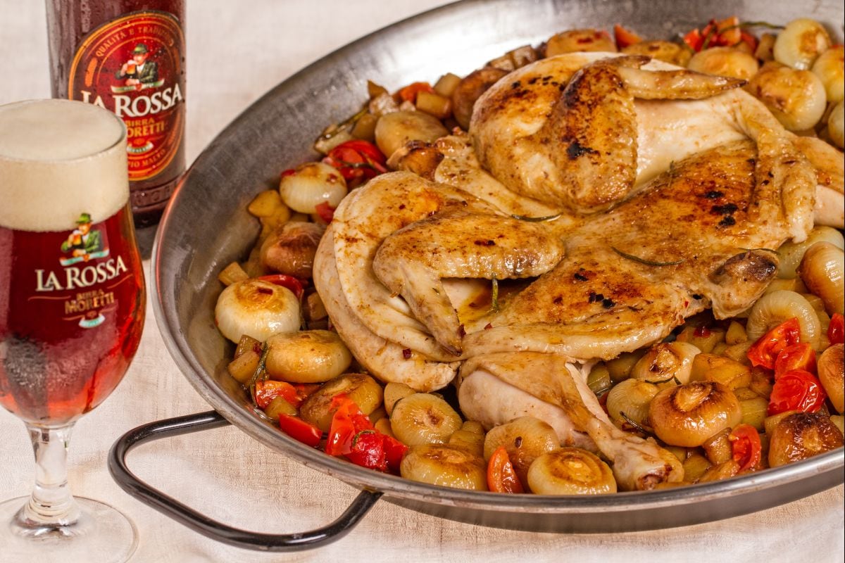 Poulet à la diable à la bière avec pommes de terre et petits oignons