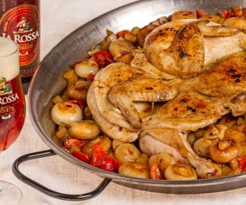 Poulet à la diable à la bière avec pommes de terre et petits oignons