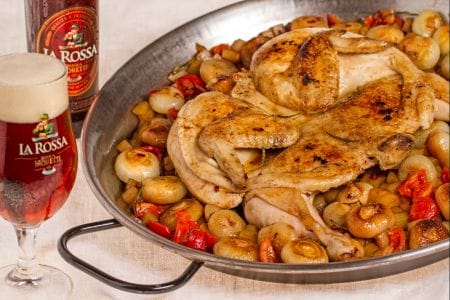 Poulet à la diable à la bière avec pommes de terre et petits oignons