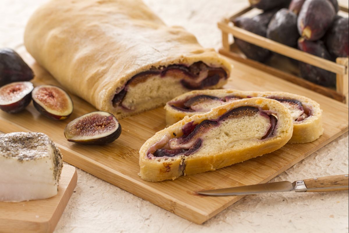 Pain farci au lard et aux figues
