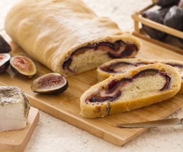 Pain farci au lard et aux figues