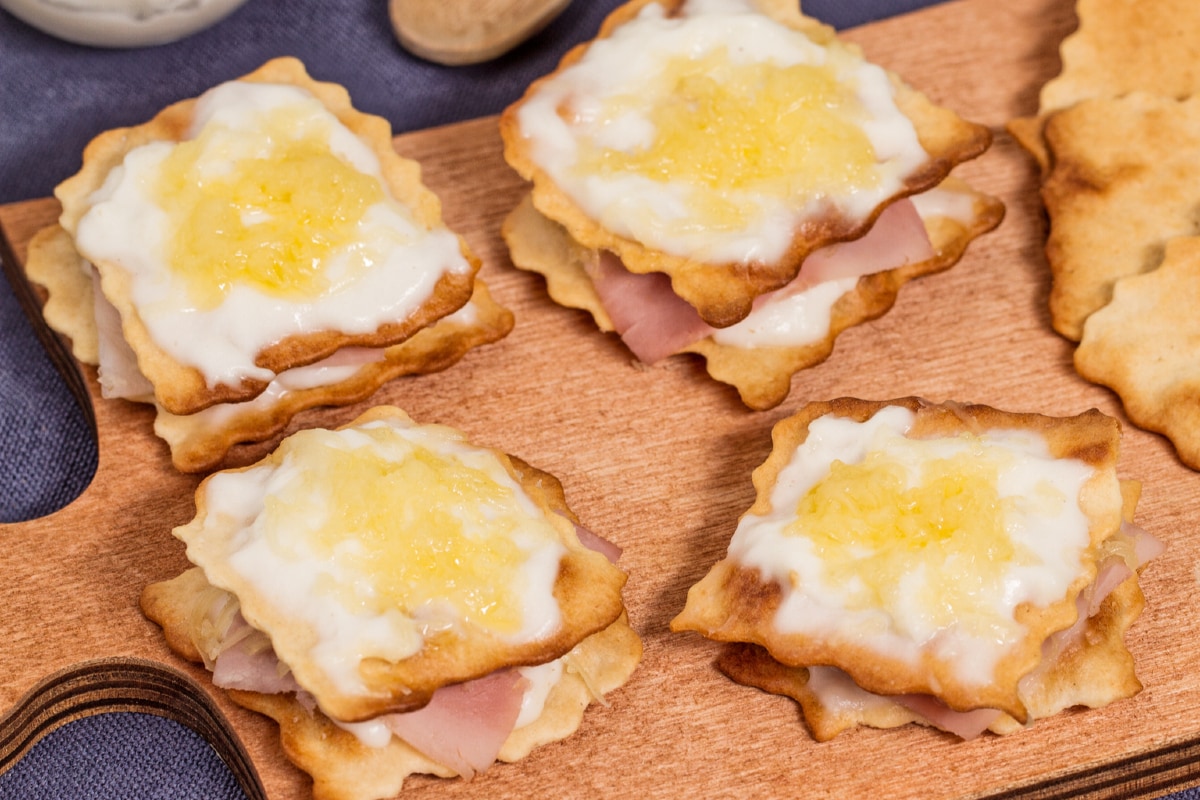 Croque monsieur finger food avec pâte feuilletée classique