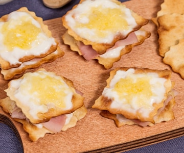 Croque monsieur finger food avec pâte feuilletée classique