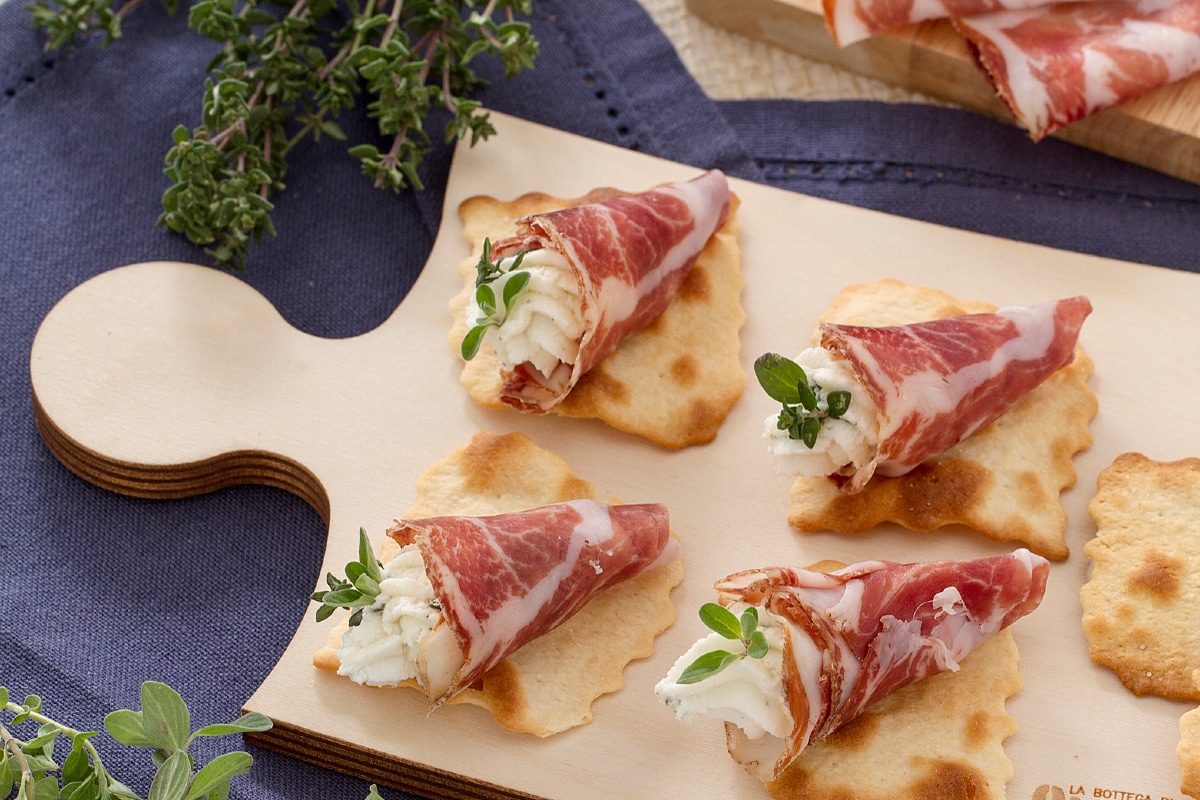 Cône de coppa farci sur feuilles classiques