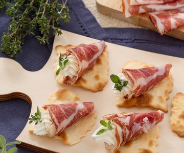 Cône de coppa farci sur feuilles classiques