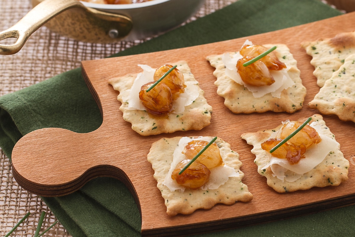 Feuilleté aux olives avec oignons caramélisés