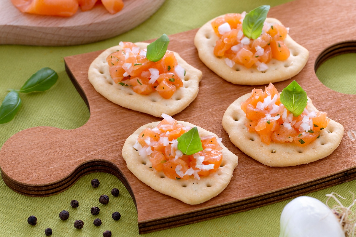Focaccias avec tartare de saumon et ciboule